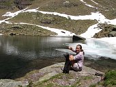 32 Alice mostra e lancia un sasso...in acqua